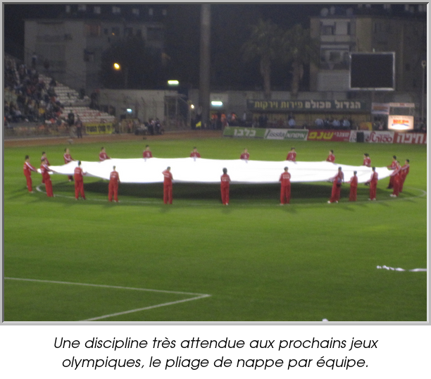 Une discipline très attendue aux prochains jeux olympiques, le pliage de nappe par équipe.