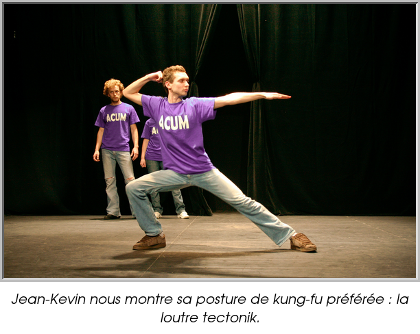 Jean-Kevin nous montre sa posture de kung-fu préférée : la loutre tectonik.