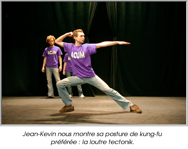 Jean-Kevin nous montre sa posture de kung-fu préférée : la loutre tectonik.