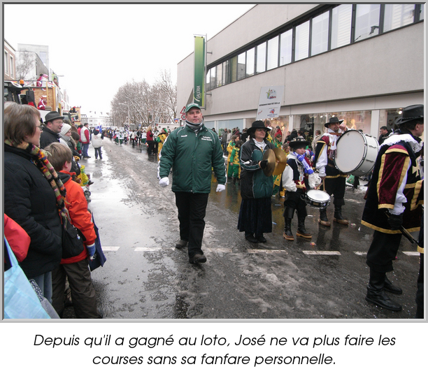 Depuis qu'il a gagné au loto, José ne va plus faire les courses sans sa fanfare personnelle.