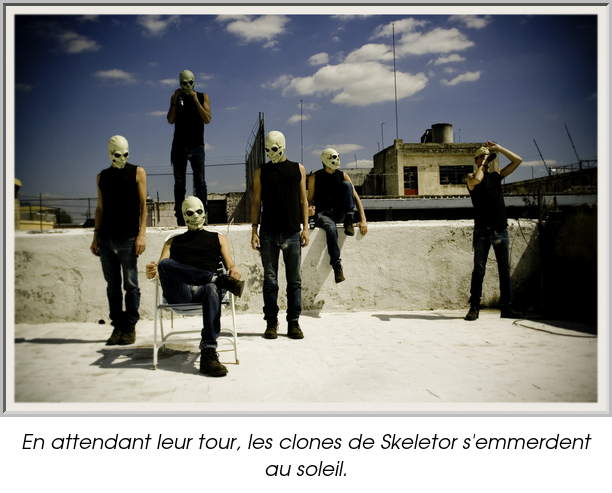 En attendant leur tour, les clones de Skeletor s'emmerdent au soleil.