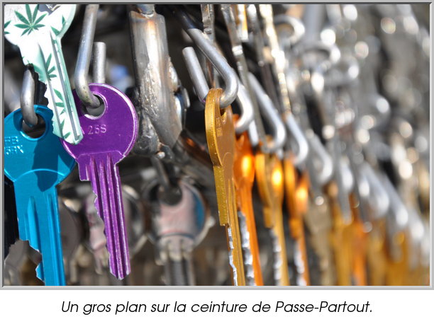 Un gros plan sur la ceinture de Passe-Partout.