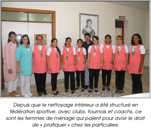Depuis que le nettoyage intérieur a été structuré en fédération sportive, avec clubs, tournois et coachs, ce sont les femmes de ménage qui paient pour avoir le droit de « pratiquer » chez les particuliers.