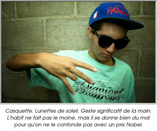 Casquette. Lunettes de soleil. Geste significatif de la main. L'habit ne fait pas le moine, mais il se donne bien du mal pour qu'on ne le confonde pas avec un prix Nobel.