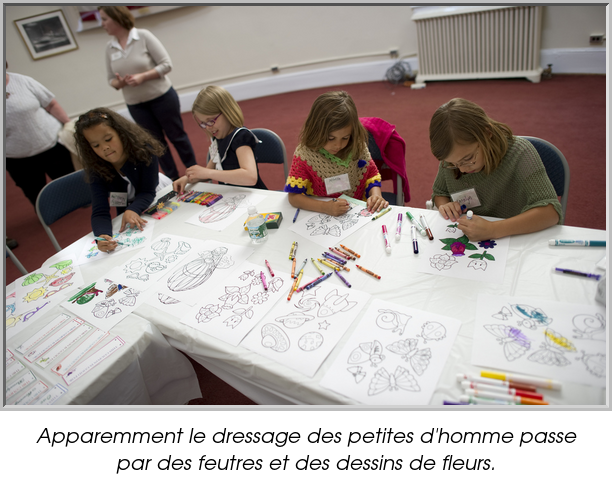 Apparemment le dressage des petites d'homme passe par des feutres et des dessins de fleurs.