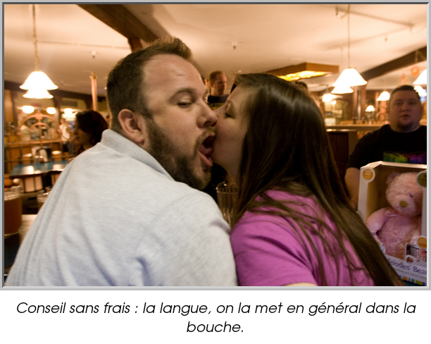 Conseil sans frais : la langue, on la met en général dans la bouche.
