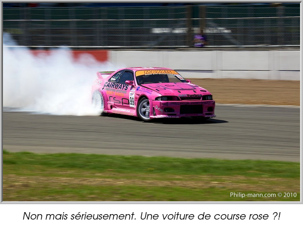 Non mais sérieusement. Une voiture de course rose ?!