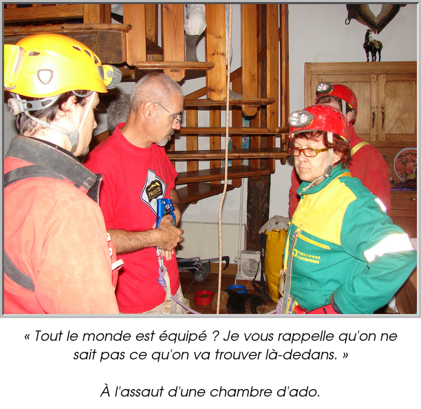 « Tout le monde est équipé ? Je vous rappelle qu'on ne sait pas ce qu'on va trouver là-dedans. »

À l'assaut d'une chambre d'ado.