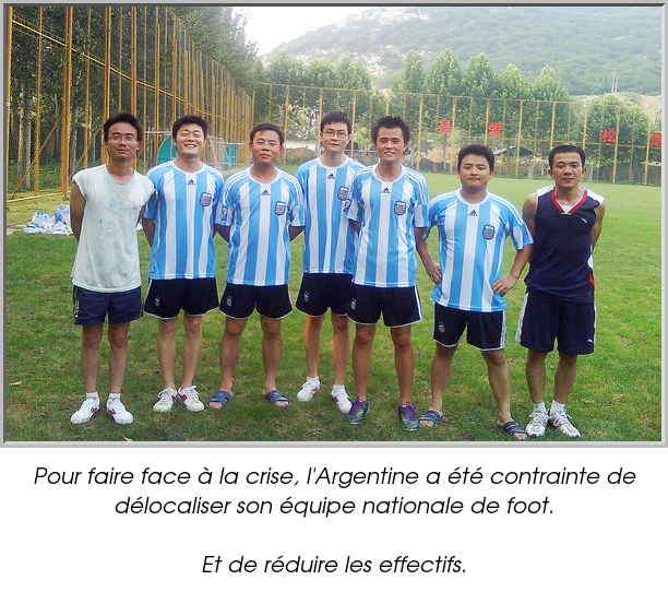 Pour faire face à la crise, l'Argentine a été contrainte de délocaliser son équipe nationale de foot.

Et de réduire les effectifs.