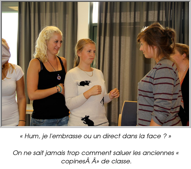 « Hum, je l'embrasse ou un direct dans la face ? »

On ne sait jamais trop comment saluer les anciennes « copines » de classe.
