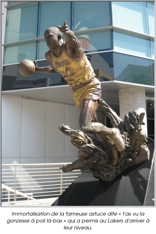 Immortalisation de la fameuse astuce dite « t'as vu la gonzesse à poil là-bas » qui a permis au Lakers d'arriver à leur niveau.