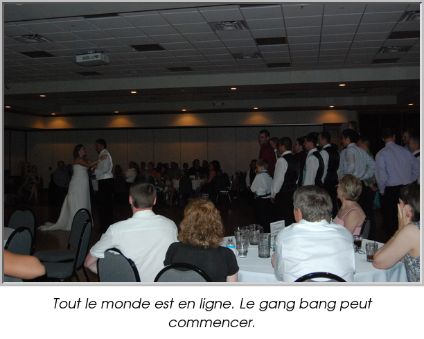 Tout le monde est en ligne. Le gang bang peut commencer.