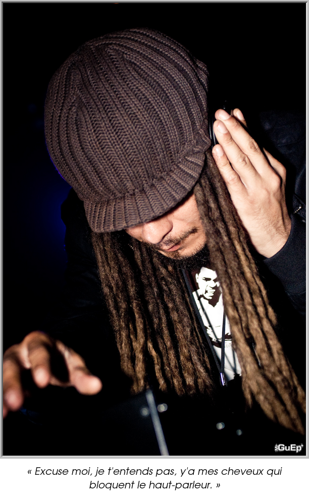 « Excuse moi, je t'entends pas, y'a mes cheveux qui bloquent le haut-parleur. »