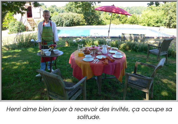 Henri aime bien jouer à recevoir des invités, ça occupe sa solitude.