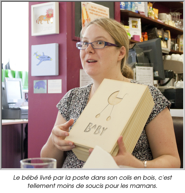 Le bébé livré par la poste dans son colis en bois, c'est tellement moins de soucis pour les mamans.