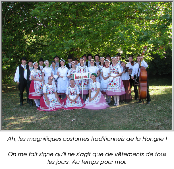 Ah, les magnifiques costumes traditionnels de la Hongrie !

On me fait signe qu'il ne s'agit que de vêtements de tous les jours. Au temps pour moi.