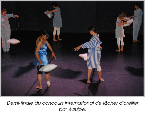 Demi-finale du concours international de lâcher d'oreiller par équipe.