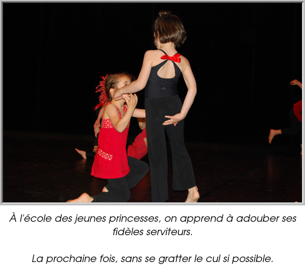 À l'école des jeunes princesses, on apprend à adouber ses fidèles serviteurs.

La prochaine fois, sans se gratter le cul si possible.