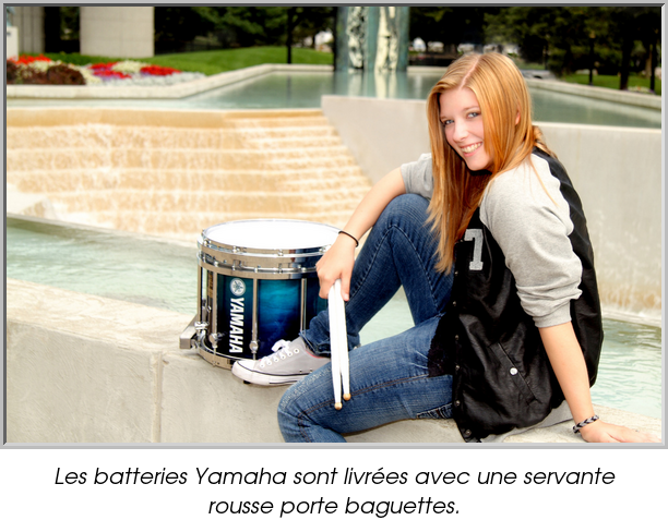 Les batteries Yamaha sont livrées avec une servante rousse porte baguettes.