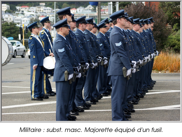 Militaire : subst. masc. Majorette équipé d'un fusil.