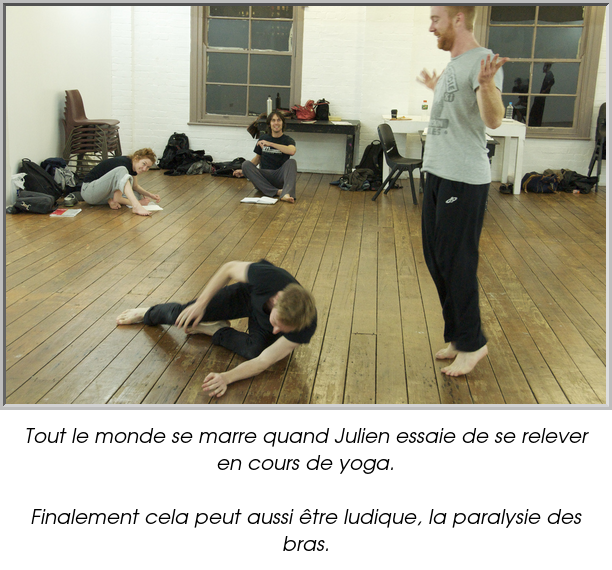Tout le monde se marre quand Julien essaie de se relever en cours de yoga.

Finalement cela peut aussi être ludique, la paralysie des bras.