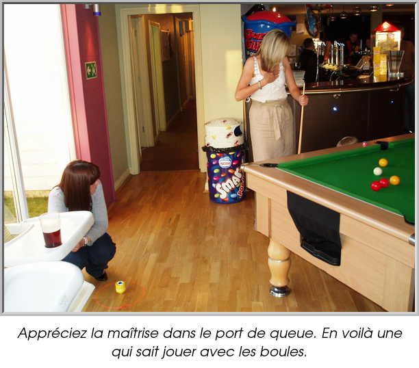 Appréciez la maîtrise dans le port de queue. En voilà une qui sait jouer avec les boules.