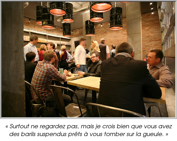 « Surtout ne regardez pas, mais je crois bien que vous avez des barils suspendus prêts à vous tomber sur la gueule. »