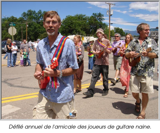 Défilé annuel de l'amicale des joueurs de guitare naine.