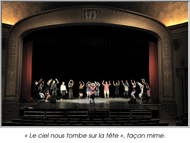 « Le ciel nous tombe sur la tête », façon mime.