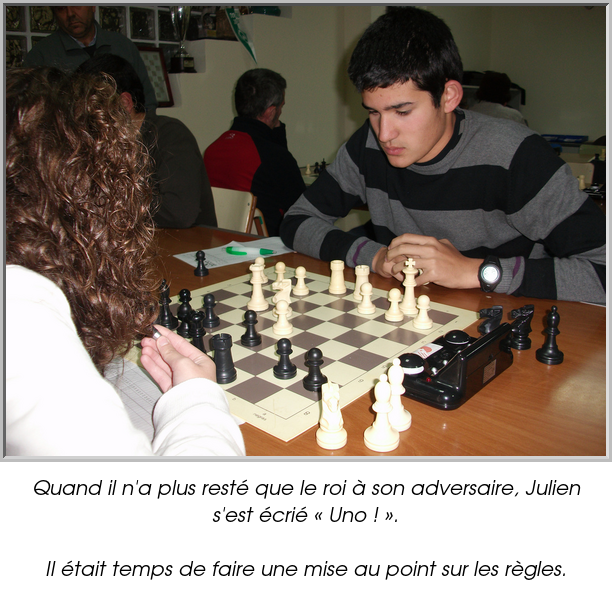 Quand il n'a plus resté que le roi à son adversaire, Julien s'est écrié « Uno ! ».

Il était temps de faire une mise au point sur les règles.