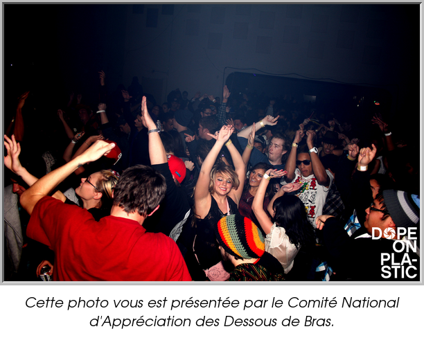 Cette photo vous est présentée par le Comité National d'Appréciation des Dessous de Bras.