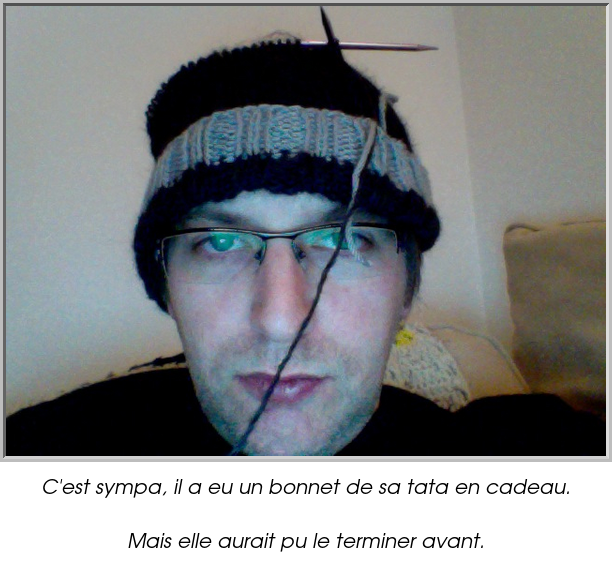 C'est sympa, il a eu un bonnet de sa tata en cadeau.

Mais elle aurait pu le terminer avant.
