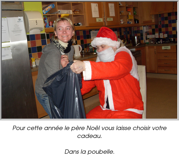 Pour cette année le père Noël vous laisse choisir votre cadeau.

Dans la poubelle.