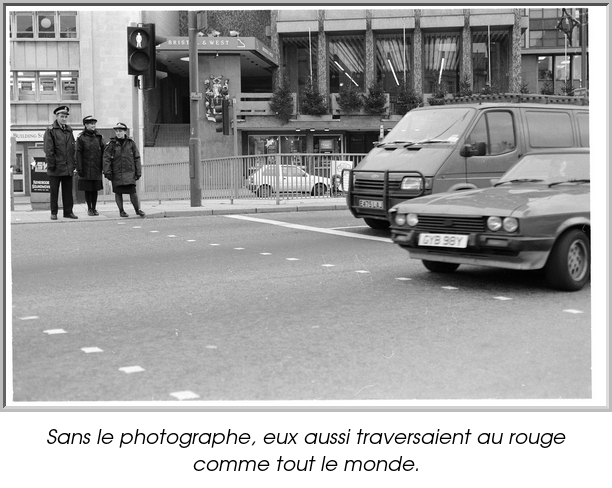 Sans le photographe, eux aussi traversaient au rouge comme tout le monde.