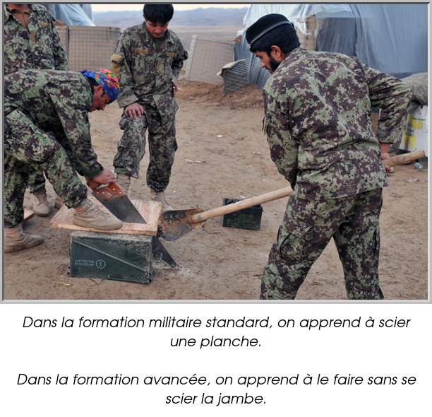 Dans la formation militaire standard, on apprend à scier une planche.

Dans la formation avancée, on apprend à le faire sans se scier la jambe.