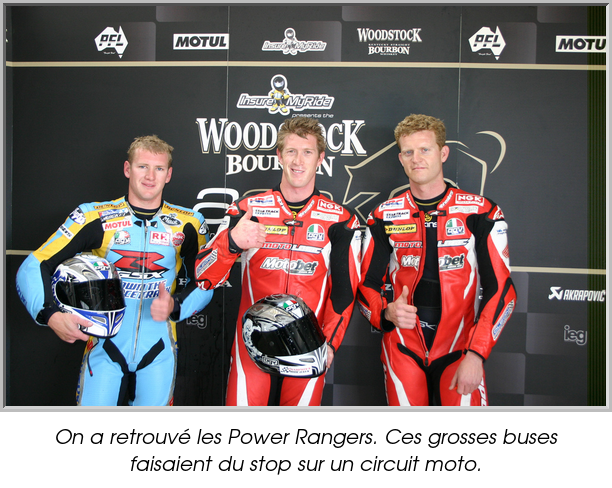 On a retrouvé les Power Rangers. Ces grosses buses faisaient du stop sur un circuit moto.