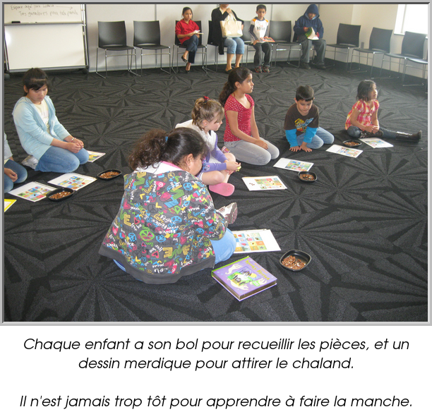 Chaque enfant a son bol pour recueillir les pièces, et un dessin merdique pour attirer le chaland.

Il n'est jamais trop tôt pour apprendre à faire la manche.