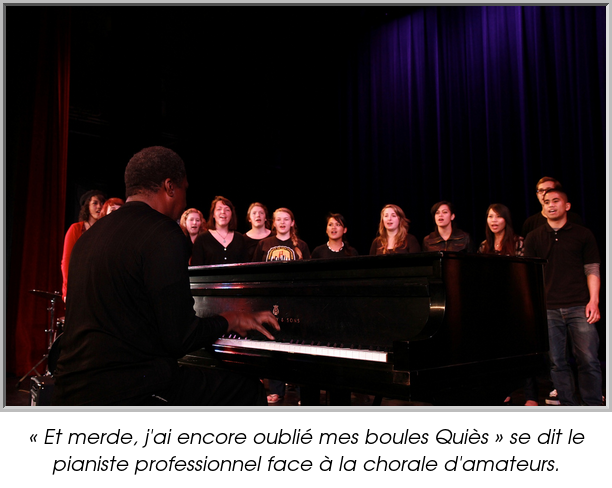« Et merde, j'ai encore oublié mes boules Quiès » se dit le pianiste professionnel face à la chorale d'amateurs.