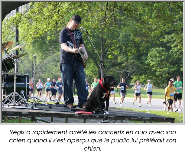 Régis a rapidement arrêté les concerts en duo avec son chien quand il s'est aperçu que le public lui préférait son chien.