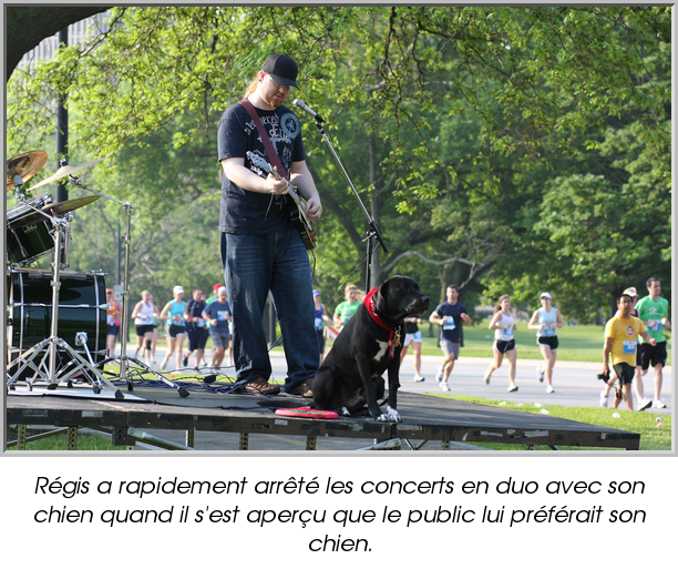 Régis a rapidement arrêté les concerts en duo avec son chien quand il s'est aperçu que le public lui préférait son chien.