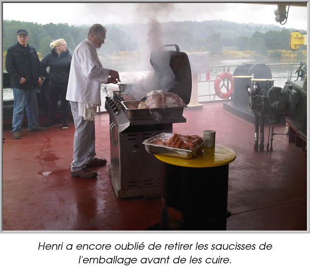 Henri a encore oublié de retirer les saucisses de l'emballage avant de les cuire.