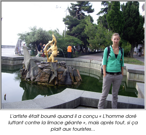 L'artiste était bourré quand il a conçu « L'homme doré luttant contre la limace géante », mais après tout, si ça plait aux touristes...
