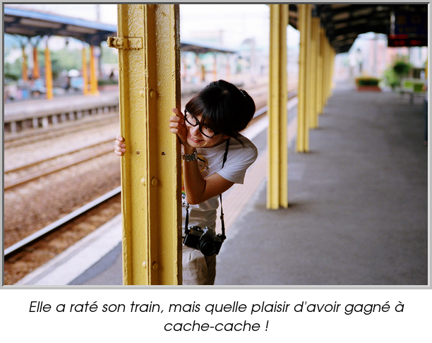 Elle a raté son train, mais quelle plaisir d'avoir gagné à cache-cache !