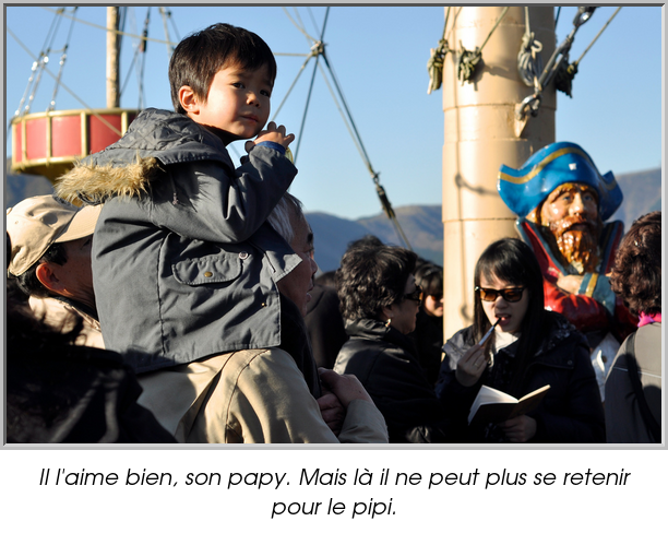 Il l'aime bien, son papy. Mais là il ne peut plus se retenir pour le pipi.