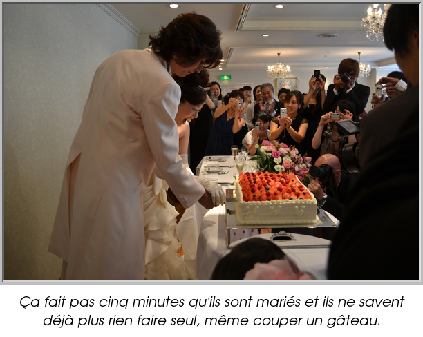 Ça fait pas cinq minutes qu'ils sont mariés et ils ne savent déjà plus rien faire seul, même couper un gâteau.